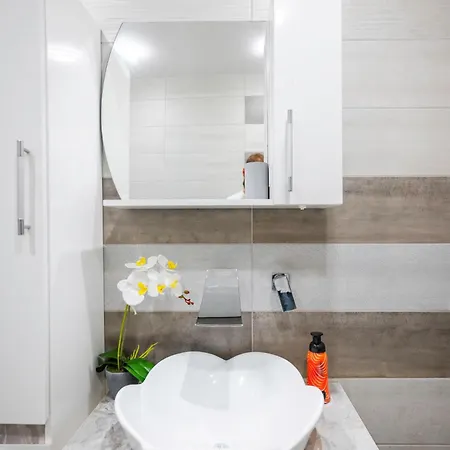 Feel Right At - Bright And Modern By Flat Mаnager *